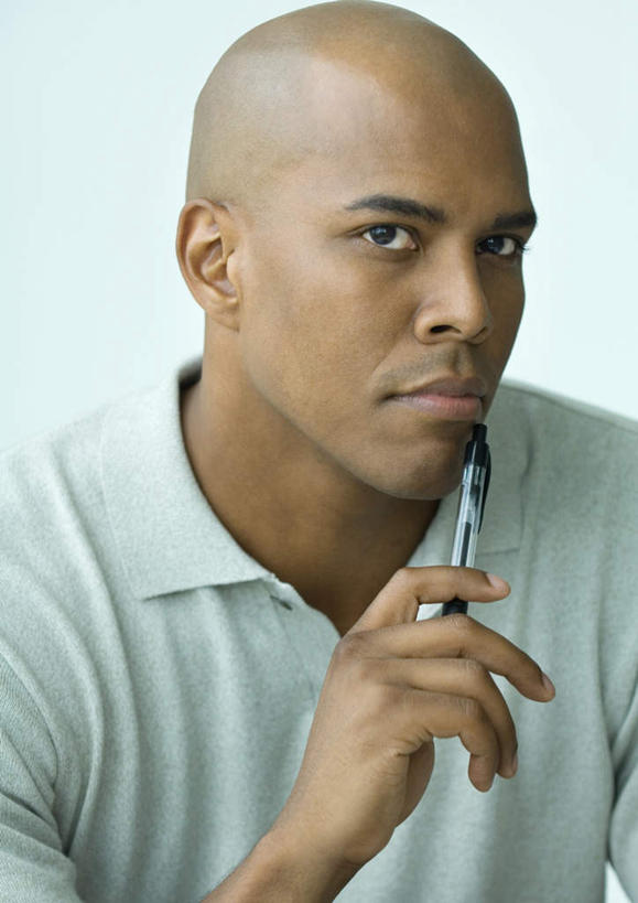 西方人,秃头,一个人,商务人士,商务男性,竖图,室内,白天,正面,T恤衫,欧洲,非洲,黑人,欧洲人,仅一个男性,仅一个人,握,笔,墙,拿,T恤,拿着,注视,休闲装,墙壁,墙面,仅一个年轻男性,看,休闲,思考,休闲服,沉思,握着,关注,工薪阶层,男人,男性,年轻男性,非洲人,白领,上班族,半身,彩图,秃顶