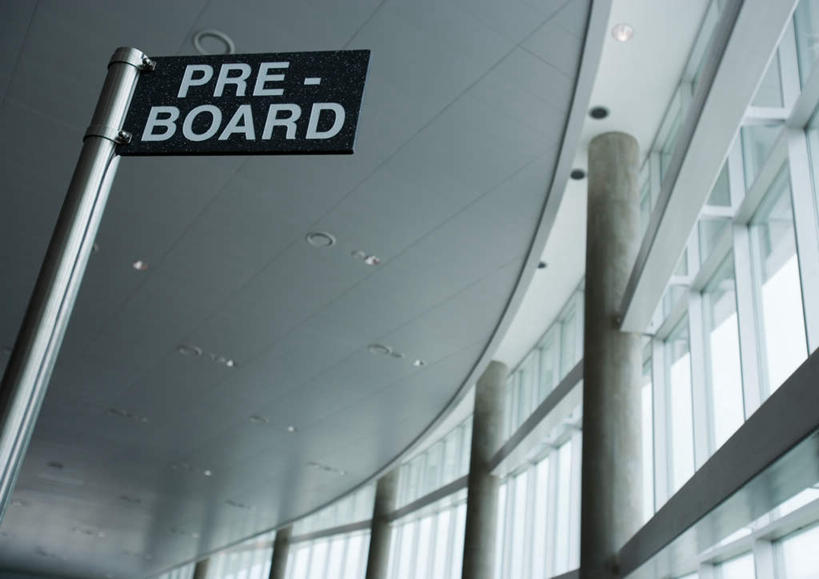 无人,机场,横图,室内,白天,仰视,太阳,窗户,落地窗,飞机场,阴影,光线,标志,文字,影子,字符,字母,屋顶,顶棚,标识,候机厅,玻璃窗,阳光,候机室,航空站,空港,彩图,低角度拍摄