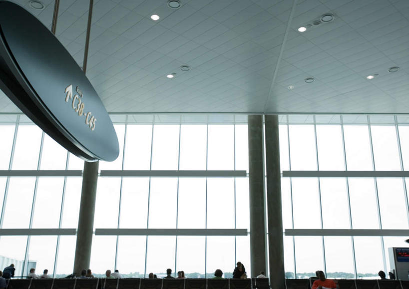 无人,机场,横图,室内,白天,正面,太阳,窗户,落地窗,飞机场,指示牌,阴影,光线,标志,文字,影子,圆柱,柱子,屋顶,灯光,顶棚,标识,候机厅,吊灯,玻璃窗,灯,阳光,灯具,照明设备,候机室,航空站,空港,彩图