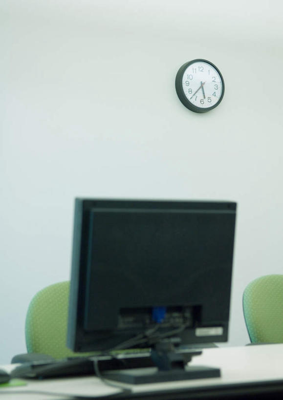 无人,办公室,竖图,室内,白天,显示器,太阳,家具,桌子,椅子,阴影,时间,光线,屏幕,时钟,影子,办公桌,墙,显示屏,墙壁,墙面,背面,阳光,表,输出设备,办公家具,钟,彩图