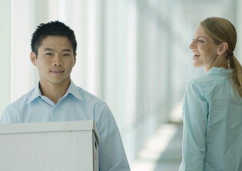 西方人,背部,两个人,同事,商务人士,商务男性,商务女性,站,走,笑,微笑,露齿笑,横图,室内,白天,正面,衬衫,成功,合作,团队,集体,信心,太阳,窗户,落地窗,欧洲,欧洲人,抬,阴影,堆叠,套装,朦胧,模糊,光线,影子,纸箱,扭头,队伍,玻璃窗,阳光,站着,抬起,堆,领导,成就,商务装,合伙,领袖,工薪阶层,包装箱,男人,男性,年轻男性,年轻女性,女人,女性,白种人,白领,上班族,步行,站立,走路,半身,彩图,衬衣