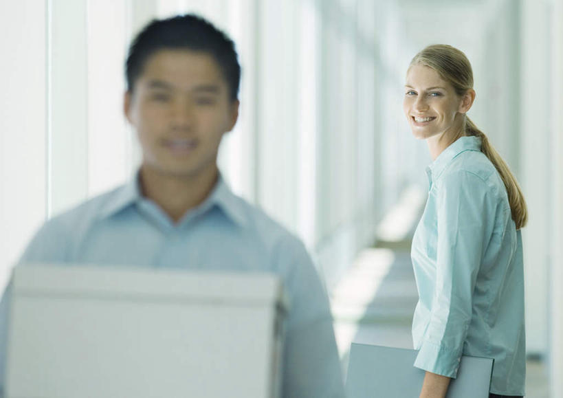 西方人,两个人,同事,商务人士,商务男性,商务女性,站,走,笑,微笑,露齿笑,横图,室内,白天,正面,衬衫,成功,合作,团队,集体,信心,太阳,窗户,落地窗,欧洲,欧洲人,抬,阴影,堆叠,套装,朦胧,模糊,光线,影子,纸箱,扭头,队伍,玻璃窗,阳光,站着,抬起,堆,领导,成就,商务装,合伙,领袖,工薪阶层,包装箱,男人,男性,年轻男性,年轻女性,女人,女性,白种人,白领,上班族,步行,站立,走路,半身,彩图,衬衣