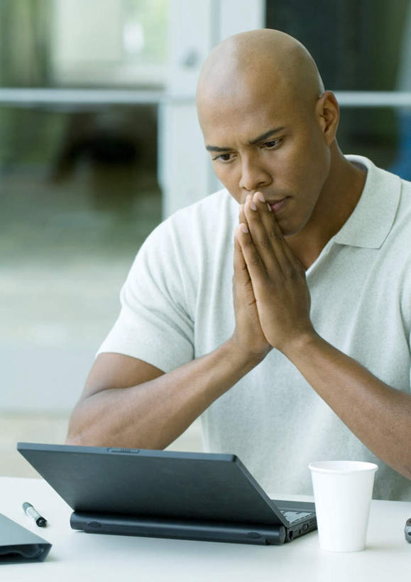 西方人,秃头,一个人,商务人士,商务男性,办公室,坐,竖图,室内,白天,正面,衬衫,电脑,笔记本电脑,太阳,窗户,家具,落地窗,桌子,杯子,欧洲,非洲,黑人,欧洲人,仅一个男性,仅一个人,阴影,套装,光线,网络,影子,办公桌,通讯设备,玻璃窗,仅一个年轻男性,阳光,纸制品,低头,双手合十,纸杯,无线,一次性杯子,通信设备,商务装,无线网络,无线上网,便携式电脑,工薪阶层,合十,办公家具,手提电脑,男人,男性,年轻男性,非洲人,白领,上班族,坐着,半身,彩图,衬衣,秃顶