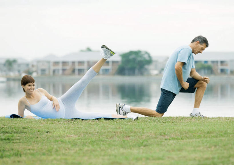 西方人,两个人,游泳池,家,躺,跪,笑,微笑,横图,室外,白天,正面,爱情,锻炼,旅游,度假,运动,美景,水,建筑,欧洲,欧洲人,伸展,弯腰,房屋,屋子,景观,水池,水面,公寓,浪漫,休闲装,娱乐,建设,洋房,楼房,住宅,蓝色,蓝天,天空,天,享受,休闲,温暖,温馨,休闲服,景色,恩爱,放松,伸腿,恋人,晴朗,和睦,户外运动,万里无云,卧着,体育,男人,男性,女人,女性,中年男性,中年女性,白种人,情侣,晴空,晴空万里,跪着,躺着,卧,彩图,全身,健身,房子,伴侣,融洽