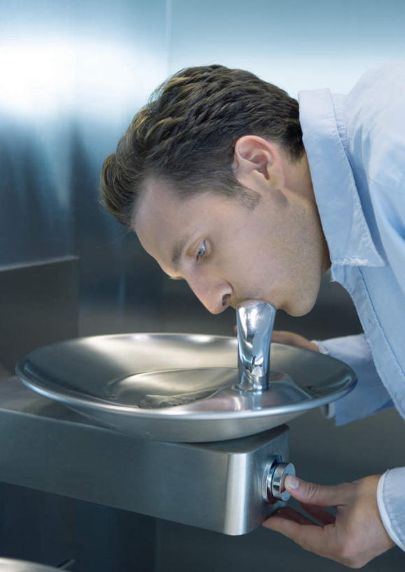 西方人,一个人,机场,竖图,室内,白天,侧面,太阳,飞机场,欧洲,欧洲人,仅一个男性,仅一个人,喝,弯腰,阴影,光线,金属,水龙头,影子,墙,水池,候机厅,墙壁,墙面,仅一个年轻男性,阳光,鞠躬,候机室,弯身,直饮水,男人,男性,年轻男性,白种人,航空站,空港,半身,彩图