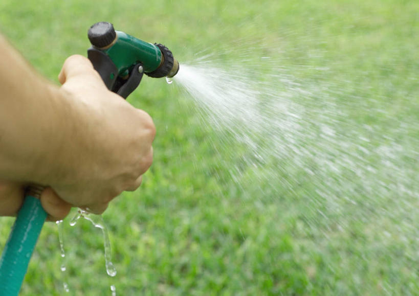 西方人,手,一个人,花园,双手交叉,横图,室外,白天,正面,水,太阳,欧洲,欧洲人,仅一个男性,仅一个人,仅一个中年男性,握,阴影,飞溅,朦胧,模糊,溅,光线,喷雾,液体,影子,园艺工具,水滴,园艺,拿,拿着,莲蓬头,阳光,手部,握着,喷洒,喷雾头,男人,男性,中年男性,白种人,十字手,彩图