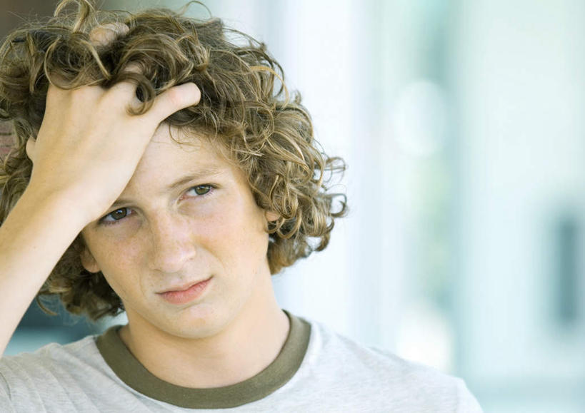 西方人,儿童,脸,头,脸颊,一个人,横图,室外,特写,白天,正面,纯洁,太阳,欧洲,欧洲人,仅一个男性,仅一个人,阴影,服装,朦胧,模糊,光线,影子,注视,休闲装,小孩,衣服,阳光,观察,看,仅一个小孩,休闲,思考,休闲服,考虑,可爱,童年,童趣,服饰,观看,察看,关注,手抱头,童真,烂漫,无邪,天真,男孩,男人,男性,白种人,孩子,头部,脸部,脸蛋,面部,半身,彩图,男生