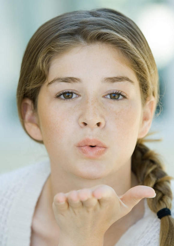 西方人,儿童,脸,头,脸颊,脖子,一个人,竖图,室外,白天,正面,纯洁,太阳,欧洲,欧洲人,仅一个女性,仅一个人,阴影,服装,朦胧,模糊,光线,影子,墙,注视,休闲装,墙壁,墙面,小孩,衣服,阳光,吹,嘟嘴,观察,看,仅一个小孩,休闲,休闲服,撅嘴,可爱,童年,童趣,服饰,观看,察看,吹风,关注,童真,烂漫,无邪,天真,女孩,女人,女性,白种人,孩子,头部,脖,颈,颈部,脸部,脸蛋,面部,半身,彩图,女生