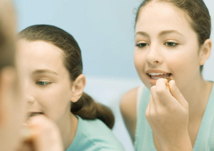 西方人,儿童,三个人,伙伴,朋友,坐,横图,室内,特写,白天,正面,化妆,美容,友谊,纯洁,太阳,欧洲,欧洲人,护肤,握,阴影,服装,朦胧,模糊,光线,影子,拿,拿着,休闲装,小孩,衣服,阳光,润唇膏,保养,享受,休闲,休闲服,放松,可爱,童年,童趣,握着,保健,服饰,童真,烂漫,无邪,养颜,天真,友情,女孩,女人,女性,白种人,坐着,半身,彩图,女生