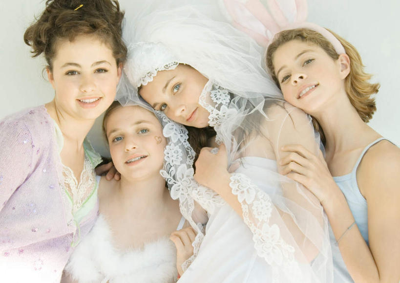 西方人,儿童,四个人,伙伴,朋友,站,摸,横图,室内,白天,正面,婚纱,友谊,纯洁,欧洲,欧洲人,抚摸,弯腰,服装,墙,依偎,注视,休闲装,墙壁,墙面,小孩,衣服,装饰物,观察,看,靠,靠着,倚靠,站着,休闲,休闲服,可爱,童年,童趣,服饰,观看,兔耳朵,察看,倚着,关注,童真,烂漫,无邪,依附,依赖,投靠,弯身,天真,友情,女孩,女人,女性,白种人,触摸,接触,站立,半身,彩图,婚礼服,礼服,女生