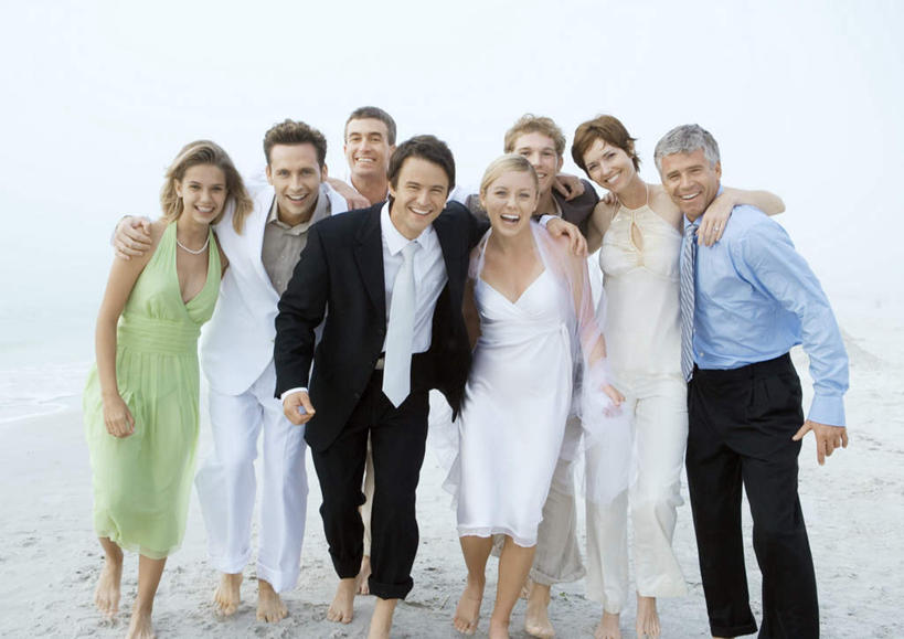 西方人,家庭,新娘,新郎,伙伴,朋友,站,抱,笑,微笑,露齿笑,横图,室外,白天,正面,婚纱,婚礼,快乐,友谊,海洋,沙滩,欧洲,欧洲人,庆祝,沙子,海岸,水平线,云,云朵,辽阔,海平线,沙地,许多人,结婚,云彩,依偎,注视,蓝色,白云,蓝天,天空,海水,天,观察,看,靠,靠着,倚靠,站着,一群人,广阔,温暖,温馨,喜庆,一家人,晴朗,抱着,观看,纪念,一望无际,和睦,察看,搂着,倚着,关注,海景,依附,依赖,投靠,无边无际,一马平川,友情,男人,男性,年轻男性,年轻女性,女人,女性,中年男性,白种人,大海,海,海滩,晴空,怀抱,搂,搂抱,相抱,拥抱,站立,彩图,全身,婚礼服,礼服,高兴,融洽,水天相接,水天一线