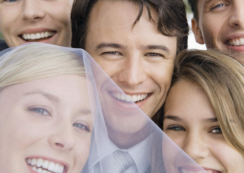 西方人,脸,头,脸颊,新娘,新郎,伙伴,朋友,笑,微笑,露齿笑,横图,室外,特写,白天,正面,婚纱,婚礼,快乐,友谊,欧洲,欧洲人,五个人,庆祝,许多人,结婚,依偎,注视,观察,看,靠,靠着,倚靠,一群人,喜庆,观看,纪念,察看,倚着,关注,依附,依赖,投靠,友情,男人,男性,年轻男性,年轻女性,女人,女性,白种人,头部,脸部,脸蛋,面部,半身,彩图,婚礼服,礼服,高兴