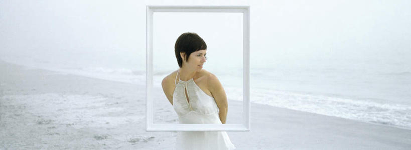 西方人,一个人,站,横图,室外,白天,正面,裙子,海浪,海洋,沙滩,太阳,欧洲,欧洲人,仅一个年轻女性,仅一个女性,仅一个人,阴影,连衣裙,朦胧,模糊,光线,木框,沙子,影子,海岸,浪花,沙地,扭头,注视,画框,一个,白色,阳光,海水,观察,看,站着,单个,观看,半身裙,吊带裙,察看,关注,海景,年轻女性,女人,女性,白种人,大海,风浪,海,海水的波动,海滩,近岸浪,涌浪,站立,半身,彩图