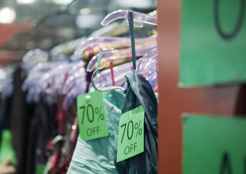 无人,商店,横图,室外,白天,正面,购物,消费,超市,衣架,一排,悬挂,阴影,朦胧,模糊,整齐,光线,标牌,标志,数字,文字,影子,字符,字母,挂,标识,货架,排列,衣服,金融,百货,阿拉伯数字,英文字母,队列,选购,贸易,百货公司,血拼,挂衣架,彩图,店铺,购物商场,购物中心,商业中心,杂货店,杂货铺