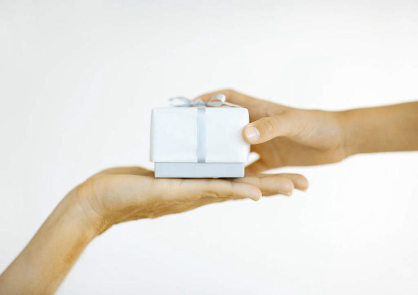 西方人,儿童,手,一个人,母亲,女儿,横图,室内,白天,侧面,纯洁,礼盒,礼物,欧洲,圣诞节,欧洲人,仅一个女性,仅一个人,递,握,节日,庆祝,传递,纸盒,带子,拿,拿着,文化,盒子,小孩,白色,包装盒,蝴蝶结,礼品盒,仅一个小孩,庆典,母女,手部,可爱,母爱,童年,童趣,伸手,握着,礼品,赠送,纪念,童真,烂漫,无邪,天真,女孩,女人,女性,中年女性,白种人,孩子,半身,彩图,女生