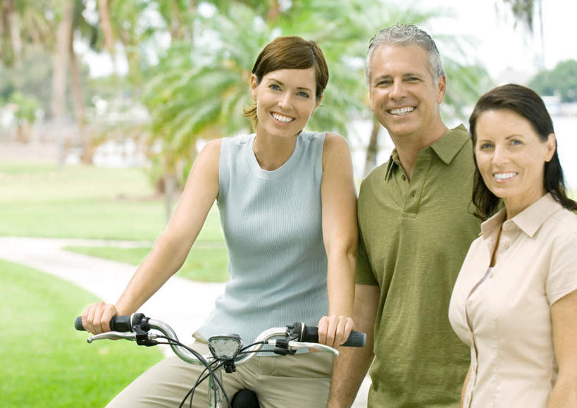 西方人,三个人,伙伴,朋友,站,横图,室内,白天,正面,旅游,度假,友谊,森林,树林,太阳,植物,自行车,欧洲,欧洲人,握,阴影,服装,朦胧,模糊,光线,影子,注视,休闲装,娱乐,车,脚踏车,树,树木,衣服,绿色,阳光,自然,车把手,交通工具,观察,看,靠,靠着,站着,享受,休闲,休闲服,放松,握着,服饰,生长,成长,观看,察看,关注,户外运动,友情,男人,男性,女人,女性,中年男性,中年女性,白种人,站立,半身,彩图