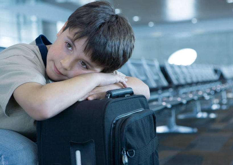 西方人,儿童,一个人,机场,坐,横图,室内,白天,侧面,T恤衫,飞机场,椅子,照明,欧洲,欧洲人,仅一个男性,仅一个人,撑,朦胧,模糊,拉杆箱,旅行箱,屋顶,灯光,T恤,顶棚,扭头,托头,候机厅,顶灯,灯,小孩,行李箱,箱子,灯具,托,仅一个小孩,出差,照亮,撑着,照明设备,候机楼,排椅,男孩,男人,男性,白种人,孩子,航空站,空港,坐着,半身,彩图,旅行,男生