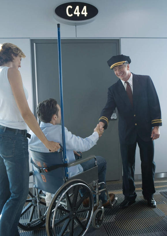 西方人,背部,三个人,机场,坐,推,握手,竖图,室内,白天,正面,工作服,制服,门,飞机场,指示牌,欧洲,欧洲人,标志,数字,文字,墙,标识,候机厅,墙壁,墙面,轮椅,门框,阿拉伯数字,出差,英文字母,推着,候机楼,工作制服,男人,男性,年轻男性,年轻女性,女人,女性,白种人,航空站,空港,搀手,拉手,手拉手,手握手,坐着,半身,彩图,工作套服,旅行