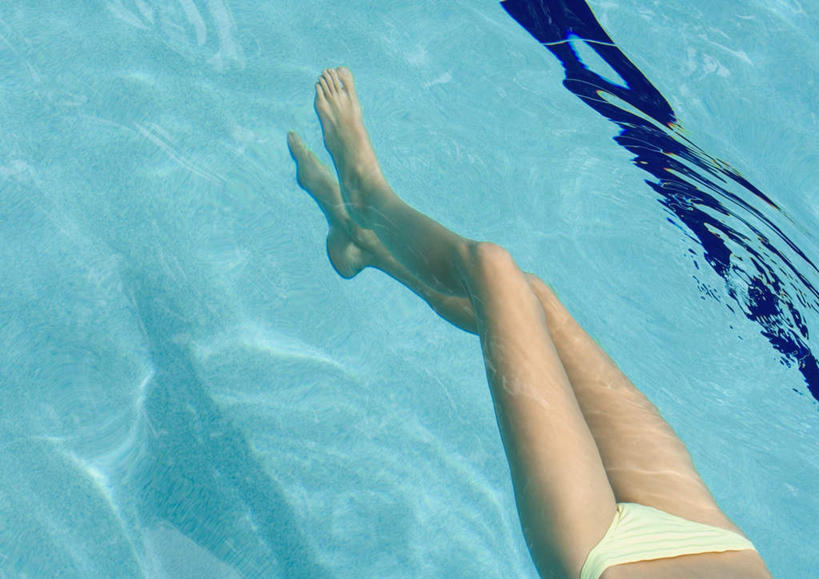 西方人,腿部,脚,脚趾,脚趾甲,腿,一个人,游泳池,躺,横图,俯视,室外,白天,泳装,比基尼,旅游,度假,水,欧洲,欧洲人,仅一个年轻女性,仅一个女性,仅一个人,浮,水池,水面,娱乐,泳池,蓝色,享受,休闲,放松,游泳馆,年轻女性,女人,女性,白种人,脚指甲,躺着,半身,彩图,高角度拍摄,三点式,泳衣