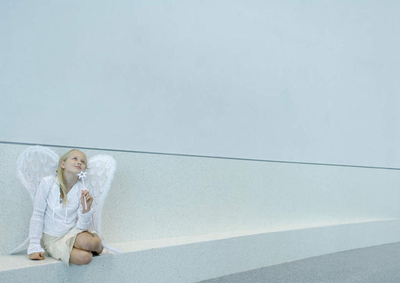 西方人,儿童,一个人,坐,横图,室内,白天,正面,纯洁,欧洲,欧洲人,仅一个女性,仅一个人,天使,戴,翅膀,墙,拿,拿着,注视,墙壁,墙面,小孩,观察,看,仅一个小孩,可爱,童年,童趣,观看,戴着,察看,关注,魔法棒,童真,烂漫,无邪,天真,女孩,女人,女性,白种人,孩子,坐着,彩图,全身,女生