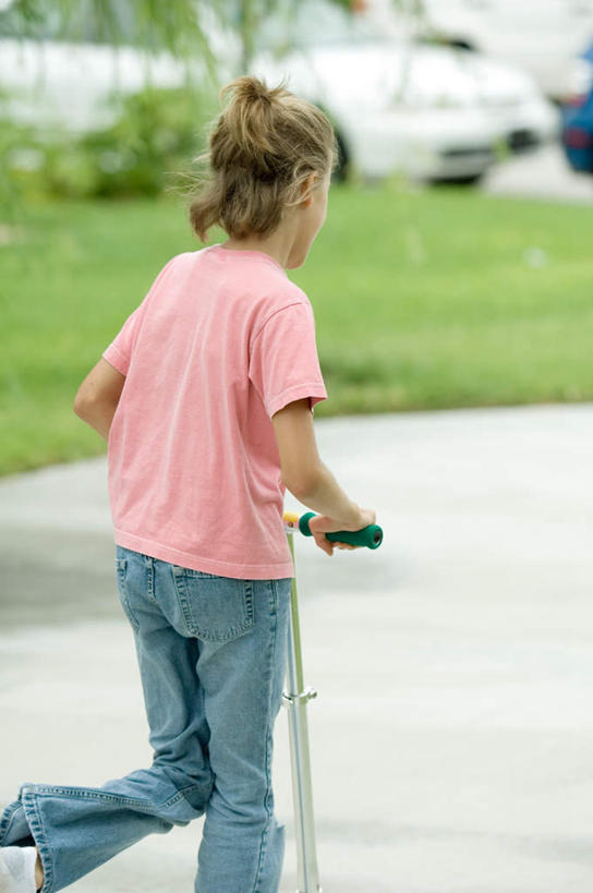西方人,儿童,一个人,站,竖图,室外,白天,游戏,纯洁,草地,草坪,植物,欧洲,欧洲人,仅一个女性,仅一个人,握,服装,玩,注视,休闲装,娱乐,草,小孩,背面,衣服,绿色,观察,看,站着,仅一个小孩,休闲,休闲服,滑板车,可爱,童年,童趣,握着,服饰,观看,察看,关注,童真,烂漫,无邪,天真,女孩,女人,女性,白种人,孩子,玩耍,嬉戏,站立,半身,彩图,女生