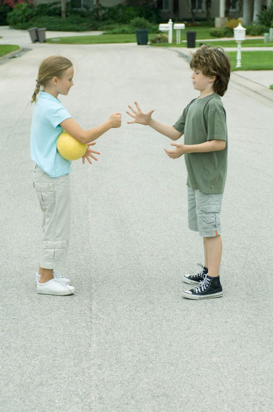 西方人,儿童,两个人,伙伴,朋友,站,抱,竖图,俯视,室外,白天,友谊,纯洁,道路,路,公路,欧洲,欧洲人,服装,交通,注视,休闲装,相视,球,小孩,衣服,观察,看,站着,休闲,面对面,休闲服,可爱,童年,童趣,服饰,抱着,观看,对视,猜拳,察看,关注,划拳,相对,童真,烂漫,无邪,相看,天真,友情,男孩,男人,男性,女孩,女人,女性,白种人,孩子,马路,站立,彩图,高角度拍摄,全身,男生,女生