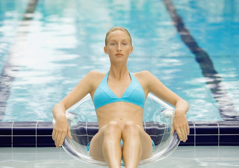 西方人,一个人,游泳池,坐,横图,室内,白天,正面,泳装,比基尼,旅游,度假,水,椅子,欧洲,欧洲人,仅一个年轻女性,仅一个女性,仅一个人,水池,水面,注视,娱乐,泳池,观察,看,享受,休闲,放松,观看,察看,游泳馆,关注,年轻女性,女人,女性,白种人,坐着,半身,彩图,三点式,泳衣