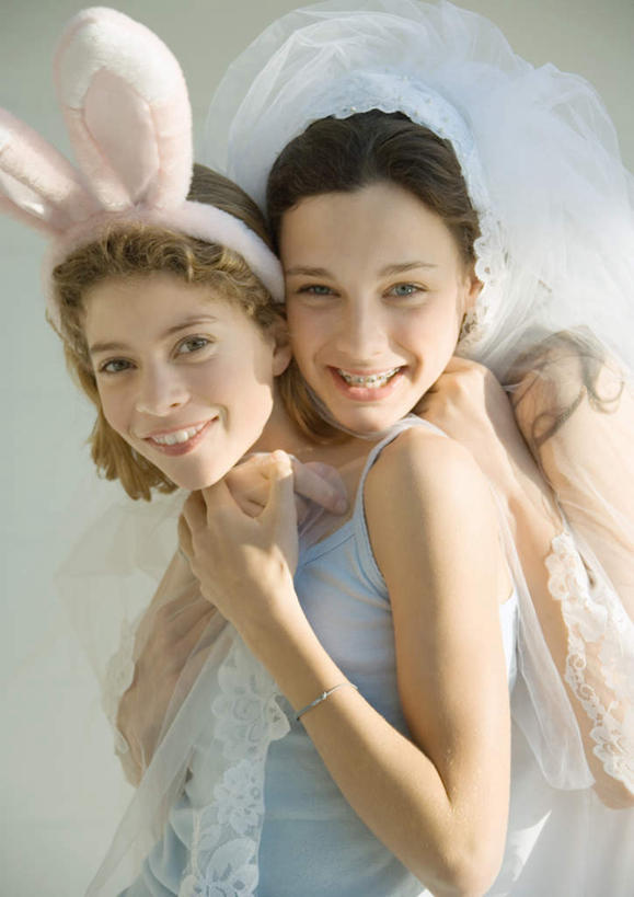 西方人,两个人,伙伴,朋友,站,笑,微笑,露齿笑,竖图,室内,白天,白色背景,正面,婚纱,友谊,欧洲,欧洲人,服装,注视,休闲装,衣服,观察,看,站着,休闲,休闲服,摄影,服饰,影棚,观看,察看,关注,兔子装,友情,年轻女性,女人,女性,白种人,站立,半身,彩图,影棚拍摄,婚礼服,礼服,拍摄