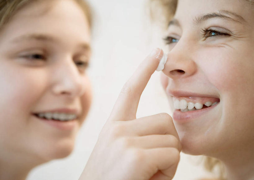 西方人,手,两个人,伙伴,朋友,站,笑,微笑,露齿笑,横图,室内,特写,白天,正面,友谊,欧洲,欧洲人,服装,注视,休闲装,衣服,观察,看,站着,休闲,手部,休闲服,面霜,服饰,观看,察看,关注,乳霜,友情,年轻女性,女人,女性,白种人,站立,半身,彩图