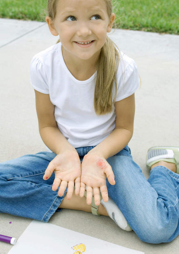 西方人,儿童,一个人,坐,笑,微笑,露齿笑,竖图,俯视,室外,白天,纯洁,草地,草坪,植物,道路,路,公路,欧洲,欧洲人,仅一个女性,仅一个人,服装,纸张,交通,注视,休闲装,草,小孩,衣服,绿色,观察,看,双手摊开,仅一个小孩,休闲,休闲服,可爱,童年,童趣,服饰,观看,颜料,察看,关注,童真,烂漫,无邪,天真,女孩,女人,女性,白种人,孩子,马路,坐着,半身,彩图,高角度拍摄,女生