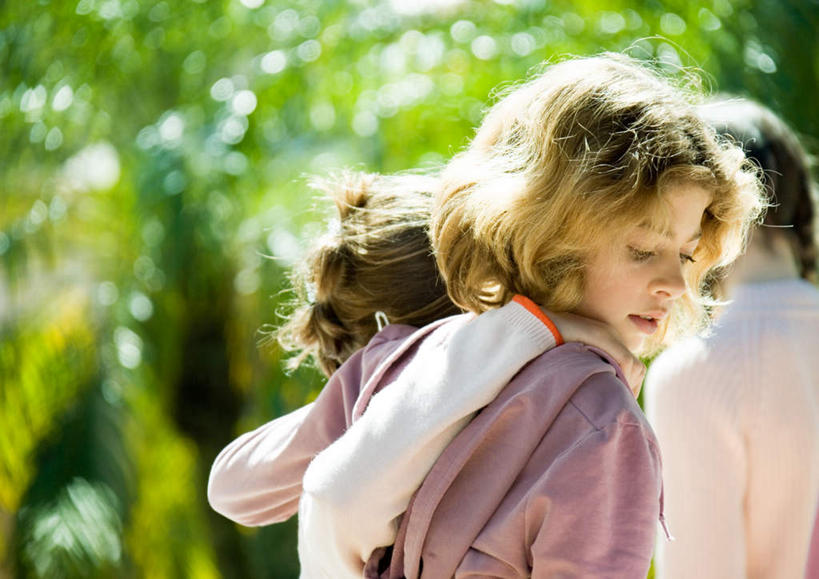 西方人,三个人,伙伴,朋友,站,抱,横图,室外,白天,侧面,旅游,度假,友谊,树林,植物,欧洲,欧洲人,服装,注视,休闲装,娱乐,树,树木,衣服,绿色,自然,观察,看,站着,郊游,享受,休闲,休闲服,放松,服饰,生长,成长,抱着,观看,察看,搂着,关注,友情,年轻女性,女人,女性,白种人,搂,搂抱,站立,半身,彩图