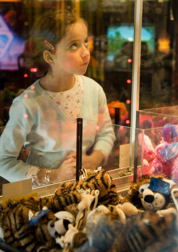 西方人,儿童,一个人,游乐园,站,竖图,室外,白天,正面,游戏,纯洁,玩具,欧洲,欧洲人,仅一个女性,仅一个人,许多,服装,玩,注视,休闲装,娱乐,小孩,衣服,观察,看,站着,仅一个小孩,休闲,毛绒,休闲服,可爱,童年,童趣,益智,服饰,游乐设施,观看,活动,察看,发泄,关注,消遣,智力,童真,烂漫,无邪,宣泄,天真,女孩,女人,女性,白种人,孩子,抬头,玩耍,嬉戏,仰头,站立,半身,彩图,女生