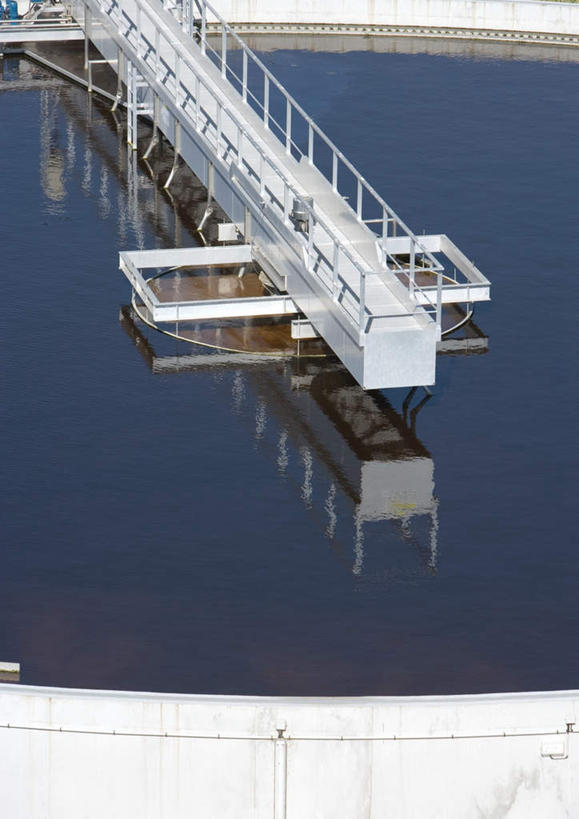 无人,工厂,栏杆,竖图,俯视,室外,白天,道路,建筑,路,阴影,环保,光线,影子,水池,水面,围栏,小路,交通,护栏,倒影,阳光,工业,能源,污染,生态,回收,污水,资源,倒映,利用,低碳,循环,造纸厂,持续,反照,环境污染,彩图,高角度拍摄,工地,制造厂