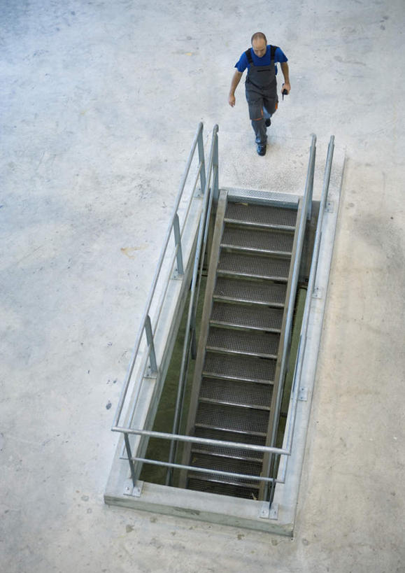 西方人,一个人,工厂,站,走,竖图,俯视,室内,白天,欧洲,欧洲人,仅一个男性,仅一个人,拿,拿着,注视,仅一个年轻男性,观察,看,站着,工业,观看,对讲机,察看,关注,造纸厂,男人,男性,年轻男性,白种人,步行,散步,站立,走路,彩图,高角度拍摄,全身,工地,制造厂