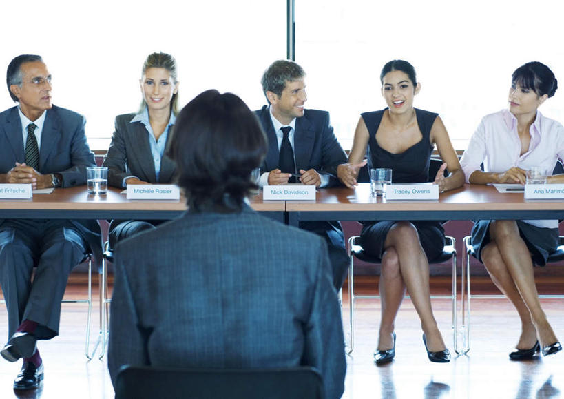 西方人,背部,同事,商务人士,商务男性,商务女性,办公室,会议室,坐,笑,微笑,露齿笑,横图,室内,白天,正面,衬衫,成功,合作,团队,集体,信心,家具,桌子,欧洲,欧洲人,套装,开会,会议,信息,标签,办公桌,许多人,注视,标识,队伍,相视,塑料制品,观察,看,一群人,面对面,观看,对视,察看,领导,成就,关注,相对,商务装,合伙,领袖,工薪阶层,相看,办公家具,台卡,台牌,台签,桌牌,桌签,男人,男性,年轻男性,年轻女性,女人,女性,白种人,白领,上班族,坐着,半身,彩图,衬衣