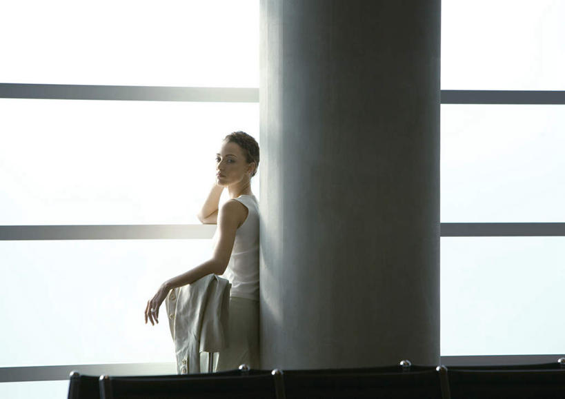 西方人,一个人,商务人士,商务女性,机场,站,横图,室内,白天,正面,窗户,飞机场,欧洲,欧洲人,仅一个年轻女性,仅一个女性,仅一个人,套装,注视,玻璃窗,观察,回头,看,站着,观看,察看,关注,商务装,工薪阶层,年轻女性,女人,女性,白种人,白领,上班族,站立,半身,彩图