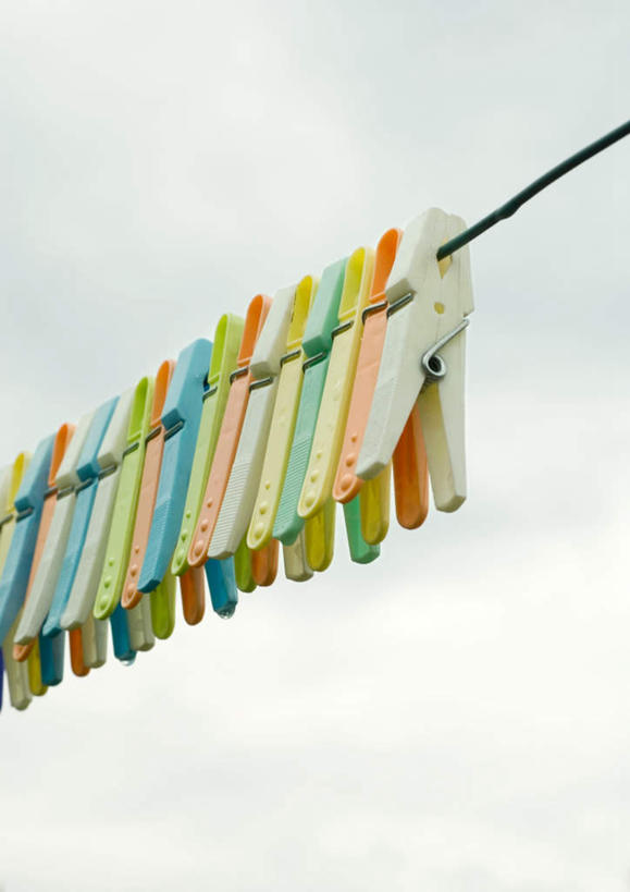 无人,竖图,彩色,室外,特写,白天,仰视,家务,静物,一排,许多,悬挂,整齐,云,云朵,云彩,排列,蓝色,白云,蓝天,天空,天,队列,衣夹,洗涤,彩图,低角度拍摄