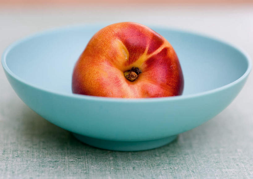 无人,横图,俯视,室内,特写,白天,桌面,桌子,桃子,餐具,水果,朦胧,模糊,油桃,两个,红色,碗,摄影,影棚,肺果,进餐用具,烹调用具,彩图,高角度拍摄,影棚拍摄,拍摄