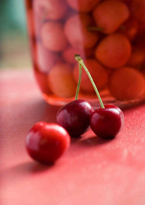 无人,竖图,俯视,室内,特写,白天,桌面,桌子,樱桃,水果,许多,玻璃制品,红色,玻璃瓶,瓶子,摄影,影棚,樱珠,莺桃,英桃,楔桃,牛桃,荆桃,彩图,高角度拍摄,影棚拍摄,拍摄