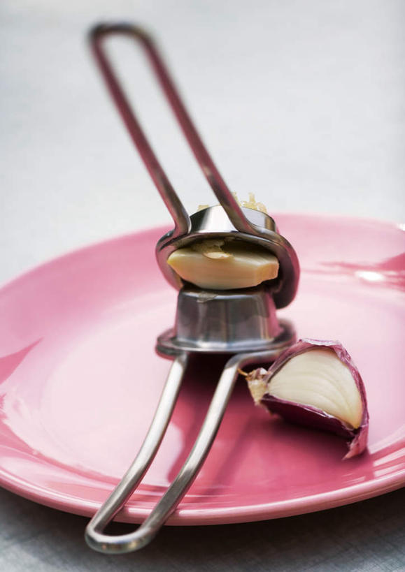 无人,竖图,室内,特写,白天,正面,蔬菜,蒜,新鲜,食品,食物,容器,有机食品,绿色食品,压蒜器,小蒜,大蒜,彩图