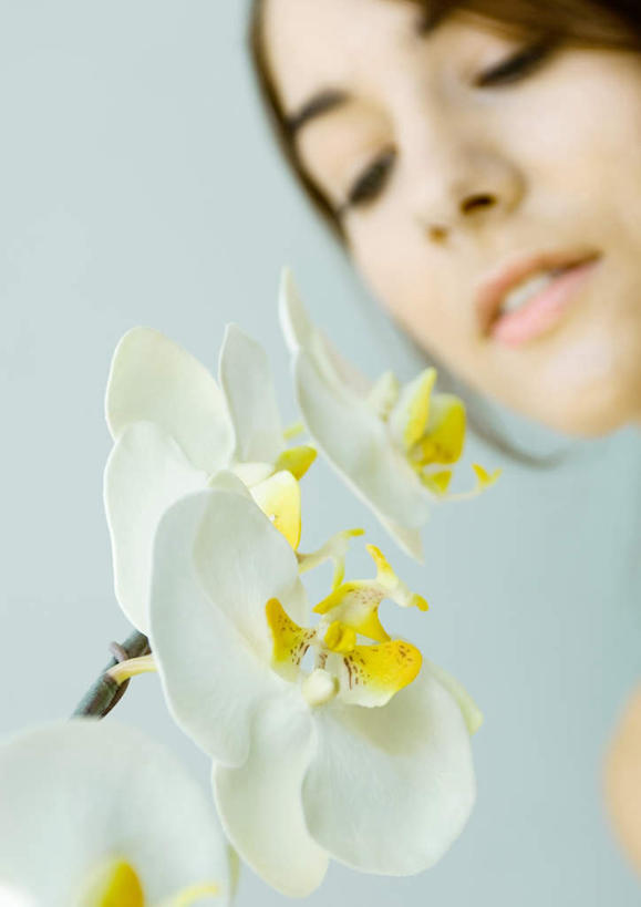 西方人,一个人,站,竖图,室内,特写,白天,正面,欧洲,欧洲人,仅一个年轻女性,仅一个女性,仅一个人,许多,盛开,花蕾,注视,花,花瓣,花朵,鲜花,白色,花苞,花蕊,观察,看,站着,观看,察看,关注,年轻女性,女人,女性,白种人,站立,半身,彩图