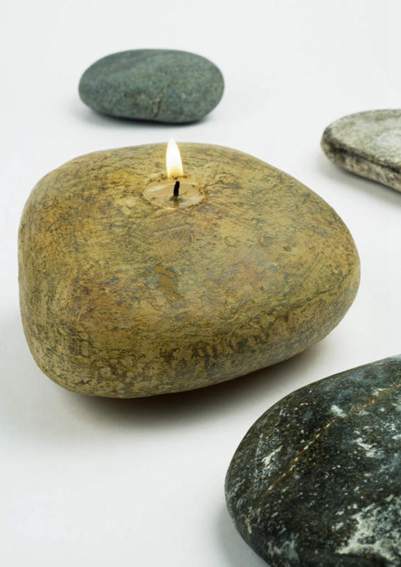 无人,竖图,俯视,室内,特写,白天,白色背景,石头,桌面,桌子,静物,蜡烛,火焰,石子,烛光,燃烧,点燃,四块,摄影,影棚,照明设备,石块,岩石,彩图,高角度拍摄,影棚拍摄,拍摄