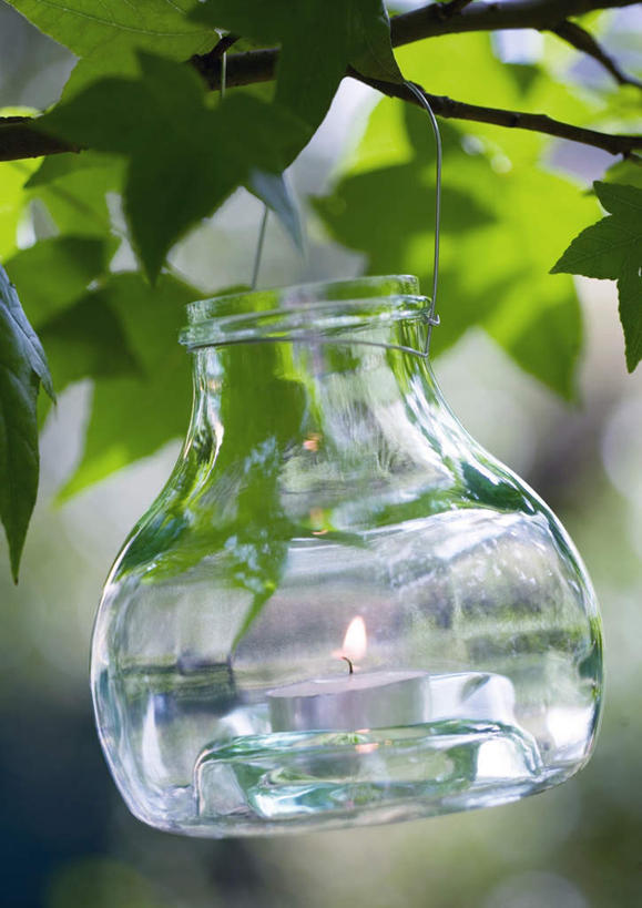 无人,竖图,室外,特写,白天,仰视,静物,蜡烛,叶子,悬挂,透明,火焰,烛光,绿叶,燃烧,玻璃制品,一个,玻璃瓶,瓶子,点燃,嫩叶,单个,照明设备,叶片,彩图,低角度拍摄