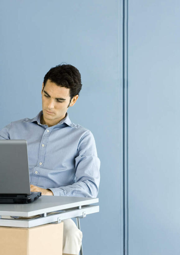 西方人,一个人,商务人士,商务男性,竖图,室内,白天,正面,衬衫,欧洲,欧洲人,仅一个男性,仅一个人,套装,仅一个年轻男性,商务装,工薪阶层,男人,男性,年轻男性,白种人,白领,上班族,半身,彩图,衬衣