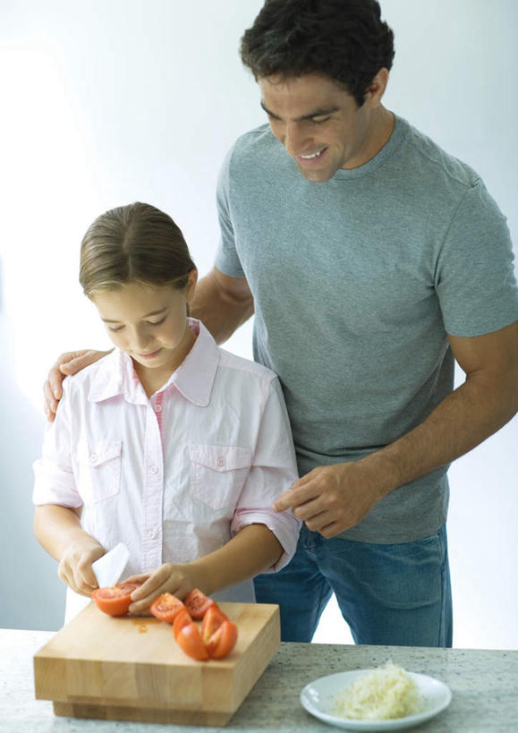 西方人,儿童,两个人,家庭,父亲,女儿,站,竖图,室内,白天,正面,纯洁,餐桌,桌子,蔬菜,欧洲,欧洲人,切开,新鲜,饭厅,食品,拿,拿着,注视,砧板,食物,小孩,观察,看,切,站着,温暖,温馨,父女,一家人,父爱,可爱,童年,童趣,有机食品,绿色食品,餐台,小刀,观看,和睦,察看,关注,剖面,童真,烂漫,无邪,切面,天真,男人,男性,年轻男性,女孩,白种人,孩子,年轻人,站立,半身,彩图,融洽,女生