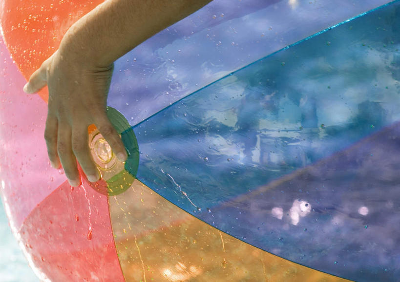 西方人,儿童,手,一个人,站,横图,室外,特写,白天,正面,旅游,度假,游戏,纯洁,欧洲,欧洲人,仅一个女性,仅一个人,拿,玩,拿着,注视,娱乐,小孩,充气球,观察,看,站着,仅一个小孩,享受,休闲,手部,放松,可爱,童年,童趣,观看,察看,关注,童真,烂漫,无邪,天真,女孩,女人,女性,白种人,孩子,玩耍,嬉戏,站立,半身,彩图,女生