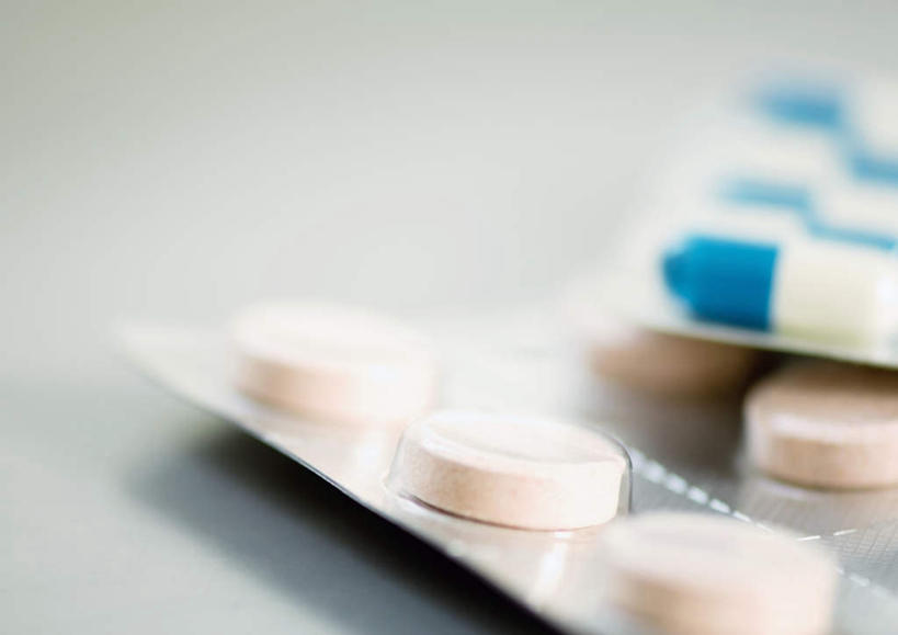 无人,横图,俯视,室内,特写,白天,桌面,桌子,静物,一排,许多,整齐,散落,药丸,药片,排列,蓝色,摄影,影棚,队列,彩图,高角度拍摄,影棚拍摄,拍摄