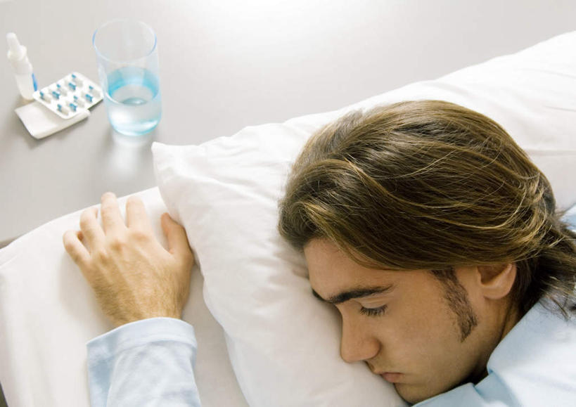 西方人,一个人,闭眼,横图,俯视,室内,白天,床,卧室,杯子,欧洲,欧洲人,仅一个男性,仅一个人,双人床,床单,被子,玻璃制品,仅一个年轻男性,水杯,趴着,难受,生病,被单,男人,男性,年轻男性,白种人,玻璃杯,闭眼睛,闭着眼,闭着眼睛,趴,半身,彩图,高角度拍摄,睡房,卧房