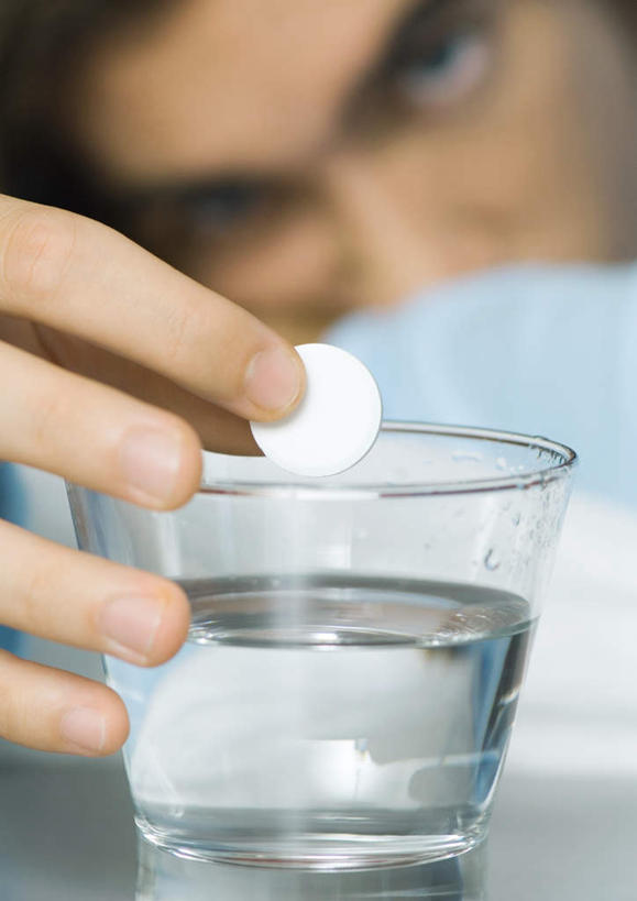 西方人,手,一个人,竖图,室内,特写,白天,正面,欧洲,欧洲人,仅一个男性,仅一个人,药丸,拿,拿着,注视,药片,仅一个年轻男性,白色,观察,看,趴着,手部,观看,察看,关注,一粒,男人,男性,年轻男性,白种人,趴,半身,彩图