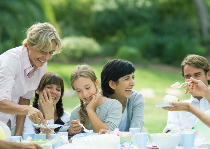 点心,西方人,儿童,老年人,家庭,祖母,祖父,站,坐,笑,微笑,露齿笑,横图,室外,白天,正面,聚会,旅游,度假,下午茶,纯洁,草地,草坪,植物,餐桌,桌子,蜡烛,欧洲,欧洲人,服装,食品,许多人,拿,拿着,注视,休闲装,娱乐,草,树,树木,食物,糕点,小孩,衣服,绿色,自然,观察,看,站着,一群人,享受,休闲,温暖,温馨,一家人,休闲服,放松,可爱,童年,童趣,服饰,生长,奶奶,爷爷,成长,餐台,小刀,观看,祖孙,和睦,察看,关注,童真,烂漫,无邪,外婆,外孙女,外祖母,外公,外祖父,外孙,外孙子,天真,老年男性,老年女性,男孩,男人,男性,女孩,女人,女性,白种人,孩子,孙女,孙子,站立,坐着,半身,彩图,融洽,蛋糕,男生,女生